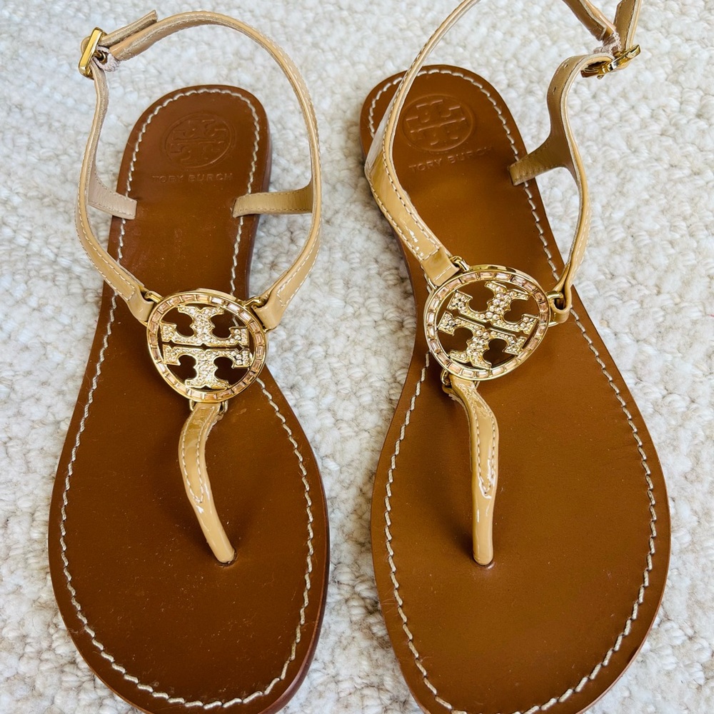 Tory Burch Sandals sz 8 beige patent leather,Crystal ‘T’ logo, clean V good con